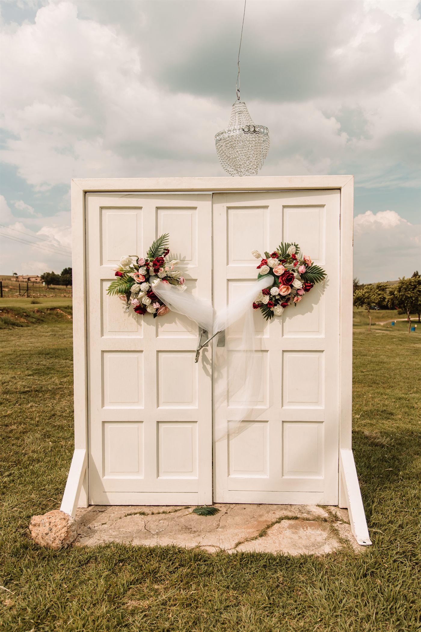 Wedding ceremony decor at Maanlig Oord