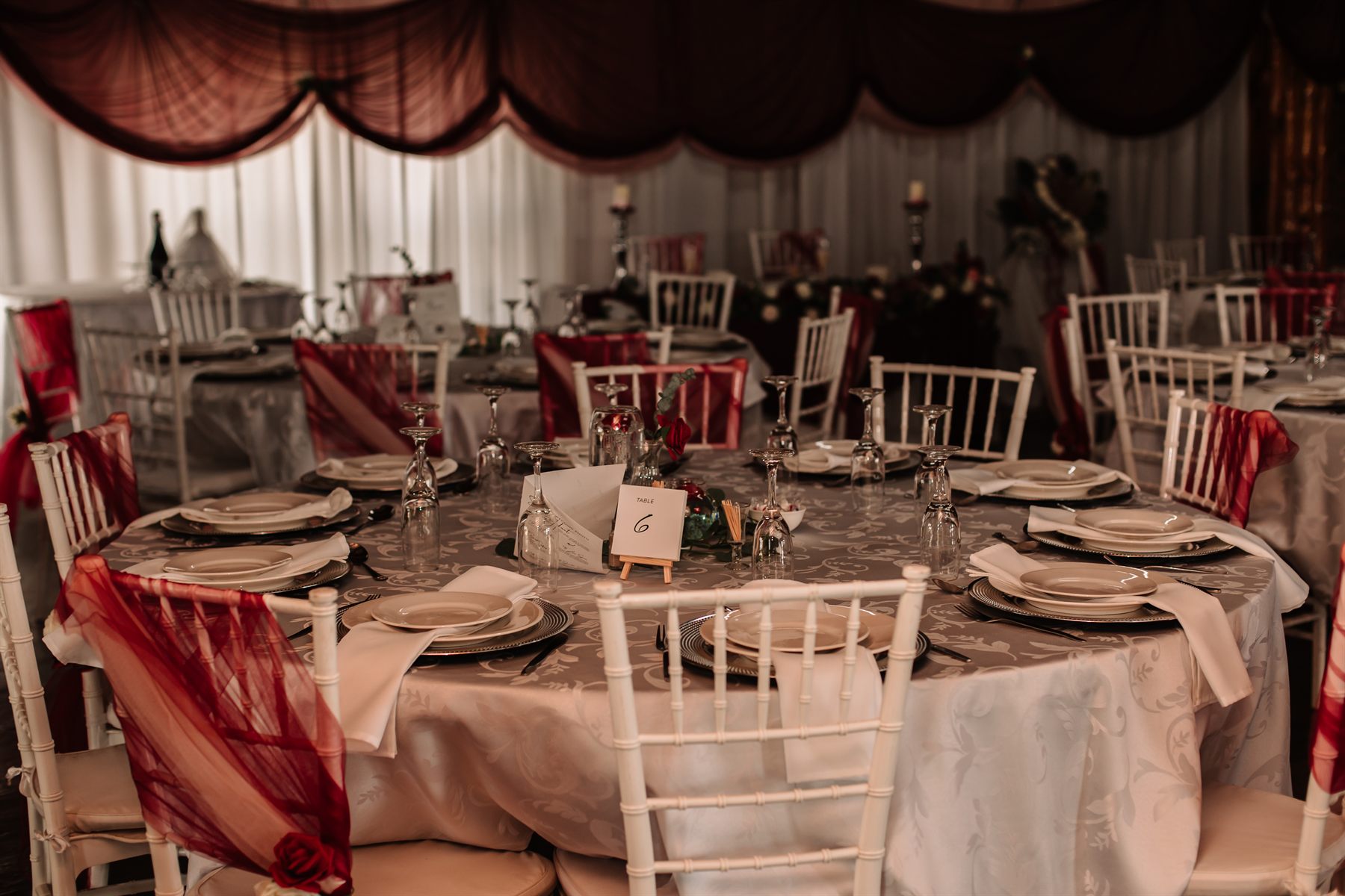 Wedding venue table setup at Maanlig Oord